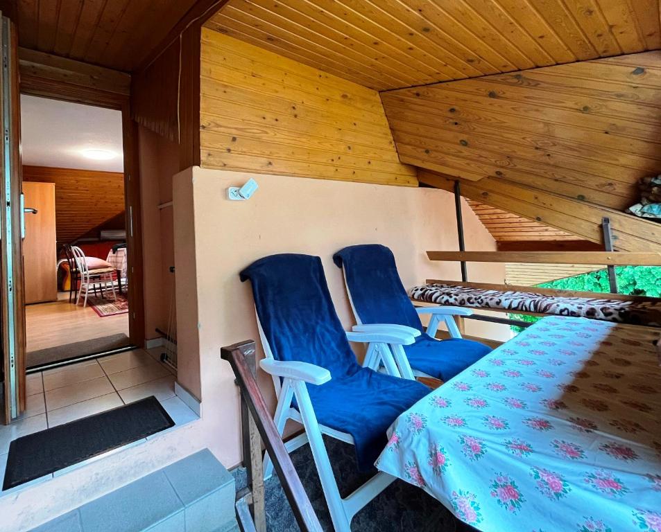Károly II. Vendégház - Family Suite With Balcony