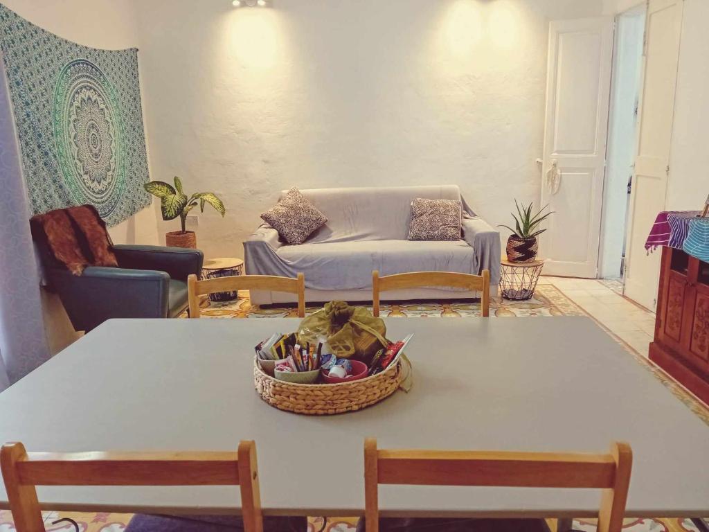 sala de estar con mesa y sofá en Cactus & Mandala en Birżebbuġa