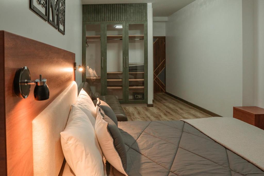 Postel nebo postele na pokoji v ubytování Hotel Sacha Golden