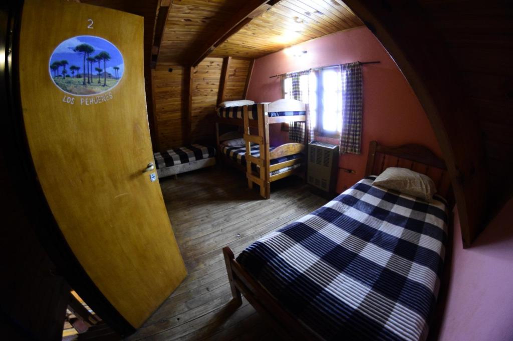 Blick auf ein Schlafzimmer mit einem Bett in einem Zimmer in der Unterkunft Hebes House in Caviahue