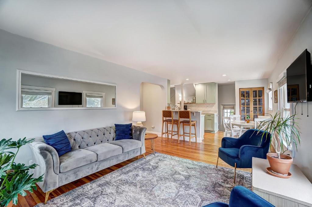 Χώρος καθιστικού στο The Meeker House (Charming 3/4 Bedroom Home)