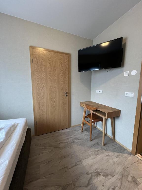 A television and/or entertainment centre at Hótel Skógafoss by EJ Hotels