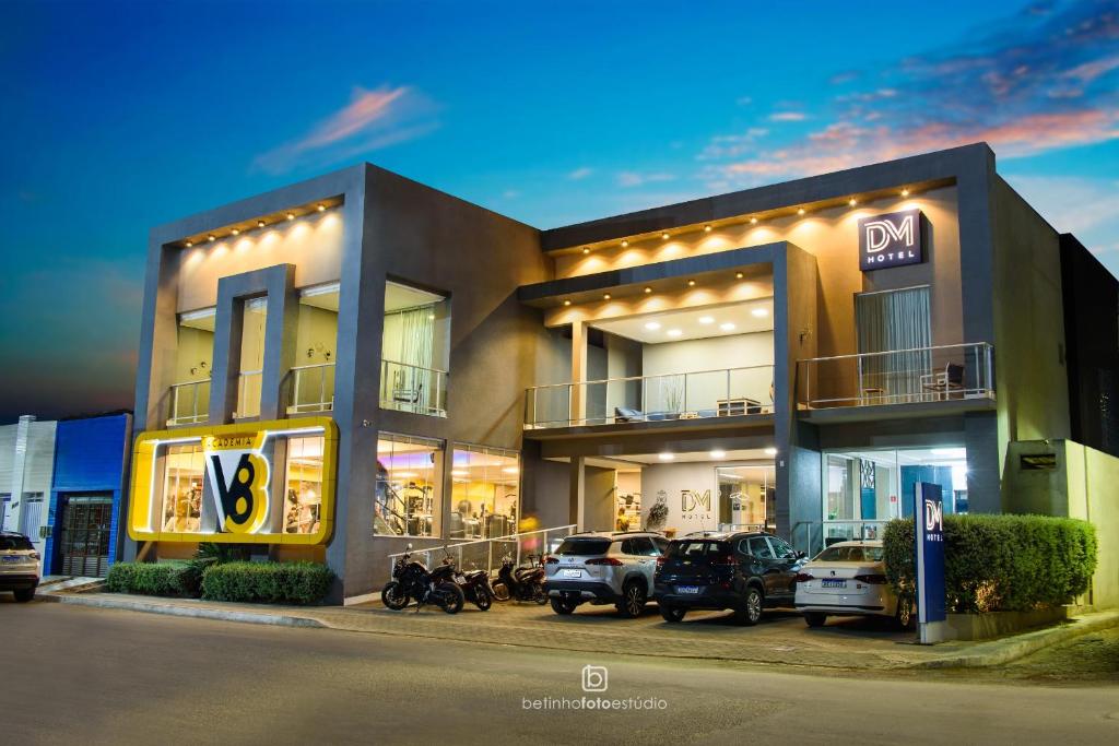 un edificio con coches estacionados frente a él en DM HOTEL, en Propriá