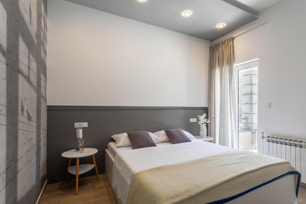 Postel nebo postele na pokoji v ubytování Apartmani Jakić 2