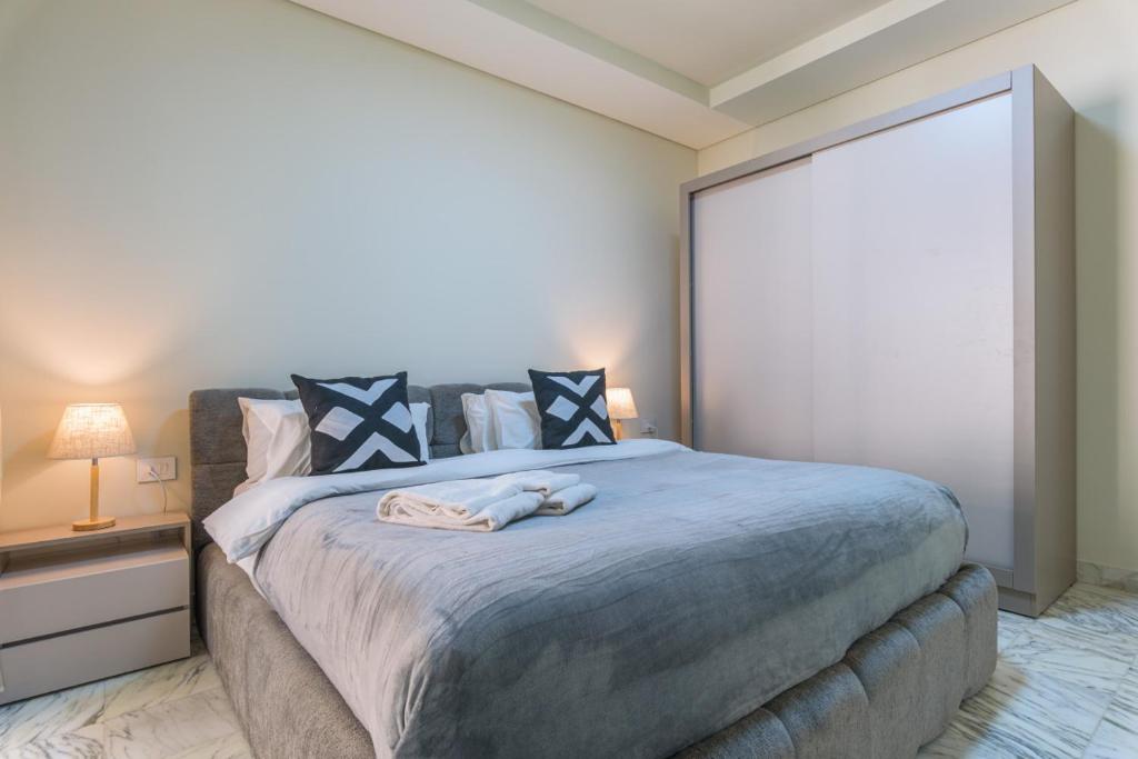 Postel nebo postele na pokoji v ubytování Crest 3-Bedroom Apt in Hamra W- 24-7 Power