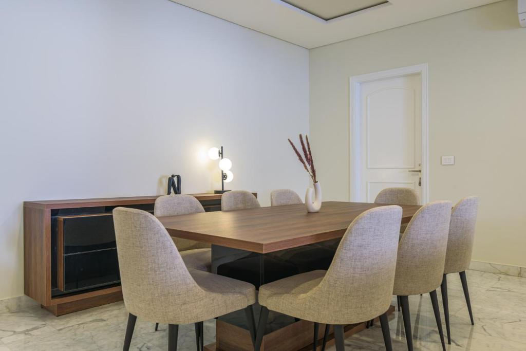 Fotografie z fotogalerie ubytování Crest 3-Bedroom Apt in Hamra W- 24-7 Power v destinaci Bejrút