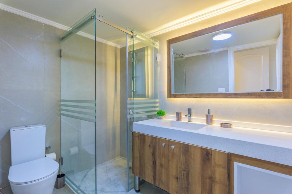 Koupelna v ubytování Crest 3-Bedroom Apt in Hamra W- 24-7 Power
