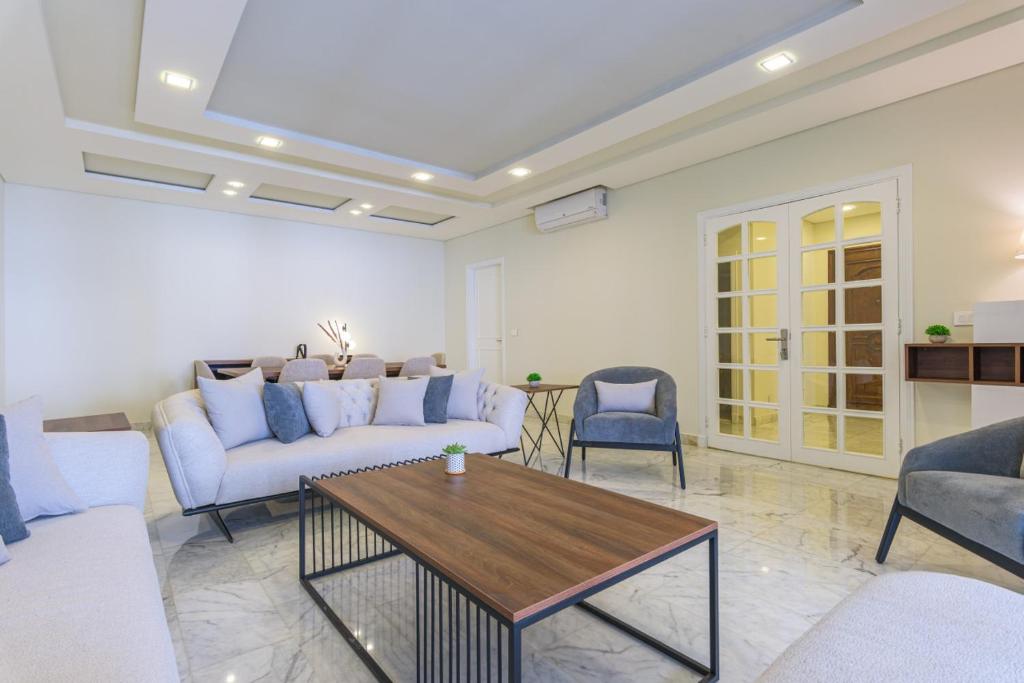 Posezení v ubytování Crest 3-Bedroom Apt in Hamra W- 24-7 Power