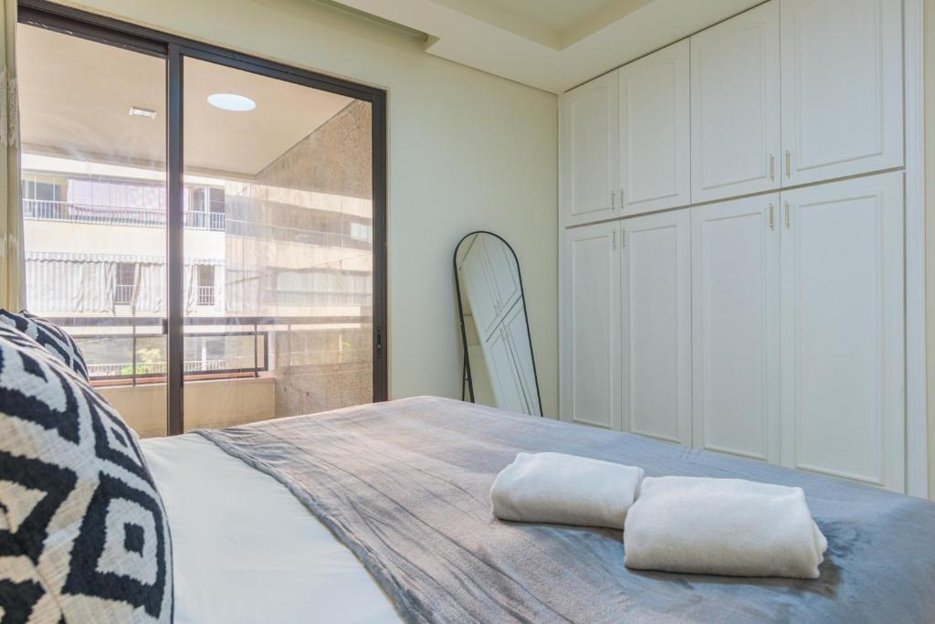 Postel nebo postele na pokoji v ubytování Crest 3-Bedroom Apt in Hamra W- 24-7 Power