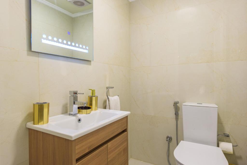 Koupelna v ubytování Crest 3-Bedroom Apt in Hamra W- 24-7 Power