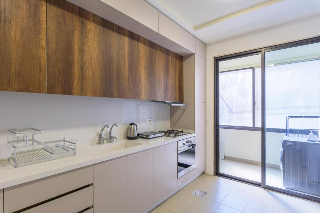 Kuchyň nebo kuchyňský kout v ubytování Crest 3-Bedroom Apt in Hamra W- 24-7 Power