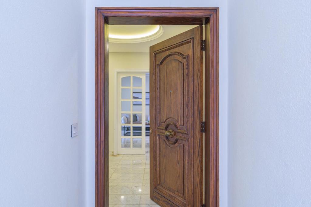 Fotografie z fotogalerie ubytování Crest 3-Bedroom Apt in Hamra W- 24-7 Power v destinaci Bejrút