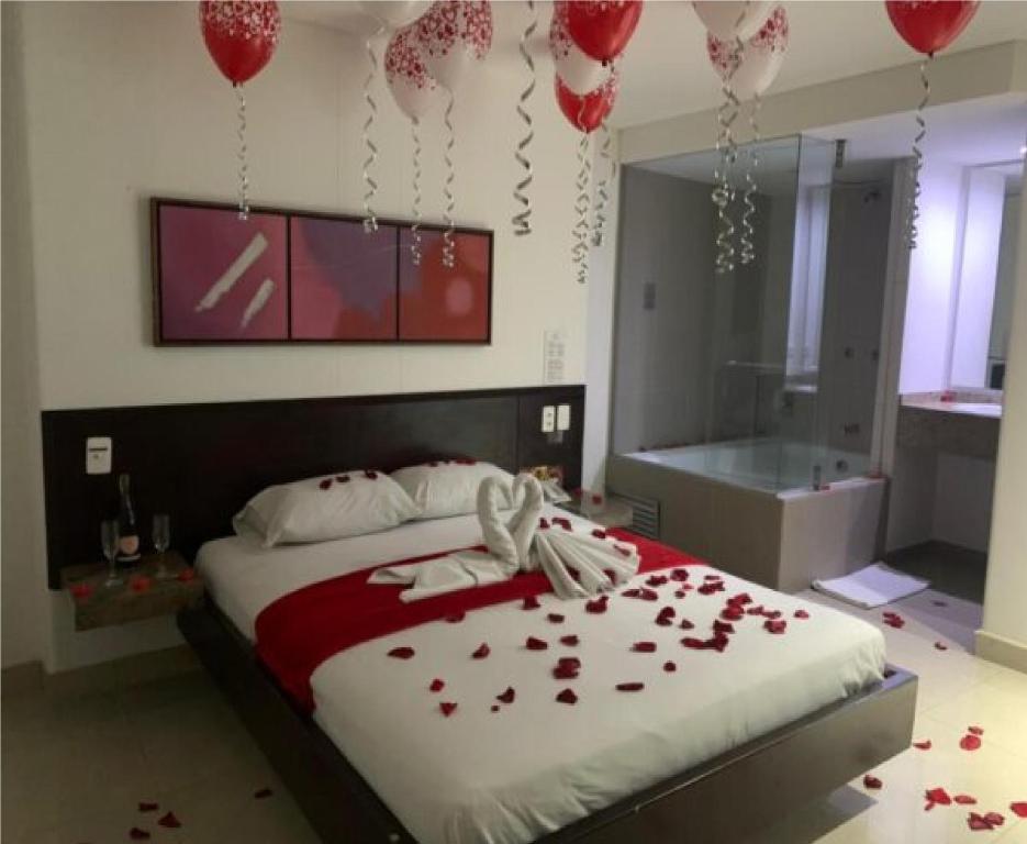 Postel nebo postele na pokoji v ubytování Hotel Romanza