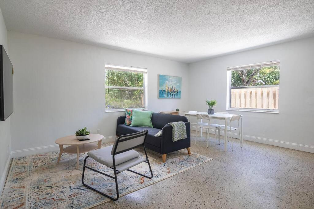 Posezení v ubytování Lovely 2 bed 1 Bath near Las Olas W/Free parking!