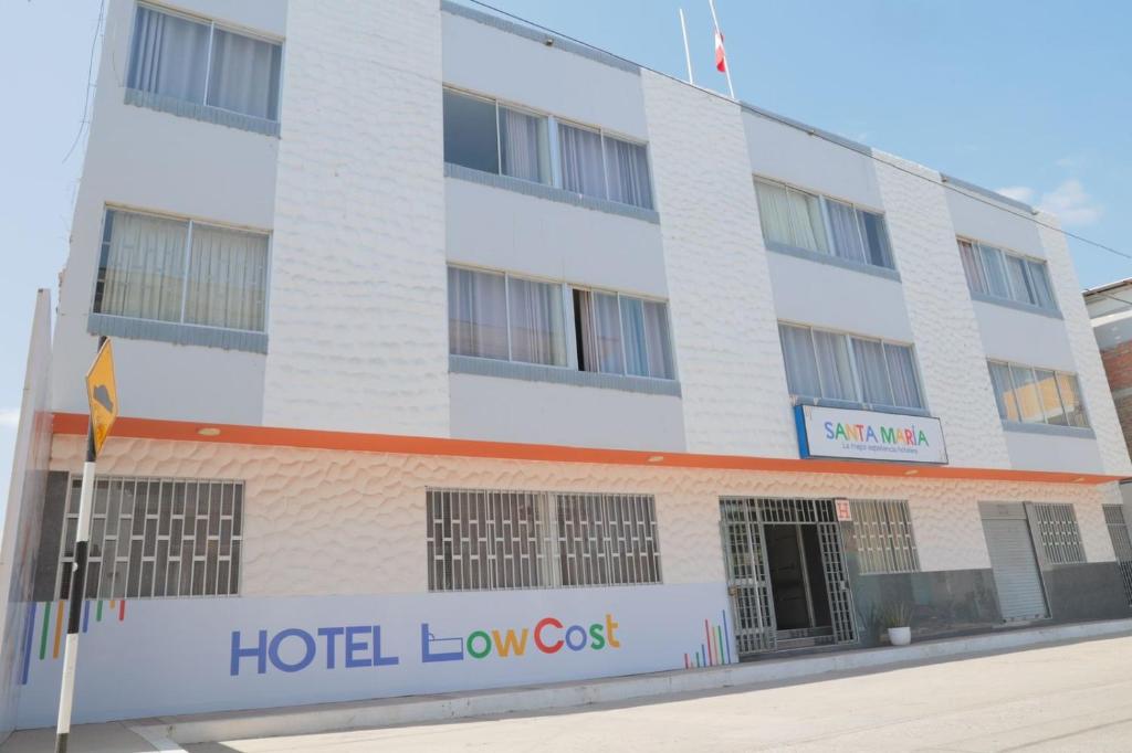 a hotel low cost building with a hotel low cost at SM Low Cost Bussines Hotel in Piura