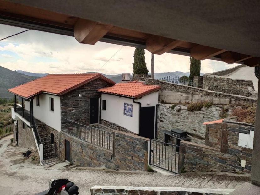 - une vue sur une maison depuis la fenêtre d'un bâtiment dans l'établissement Grande Vista Douro, à Valença do Douro