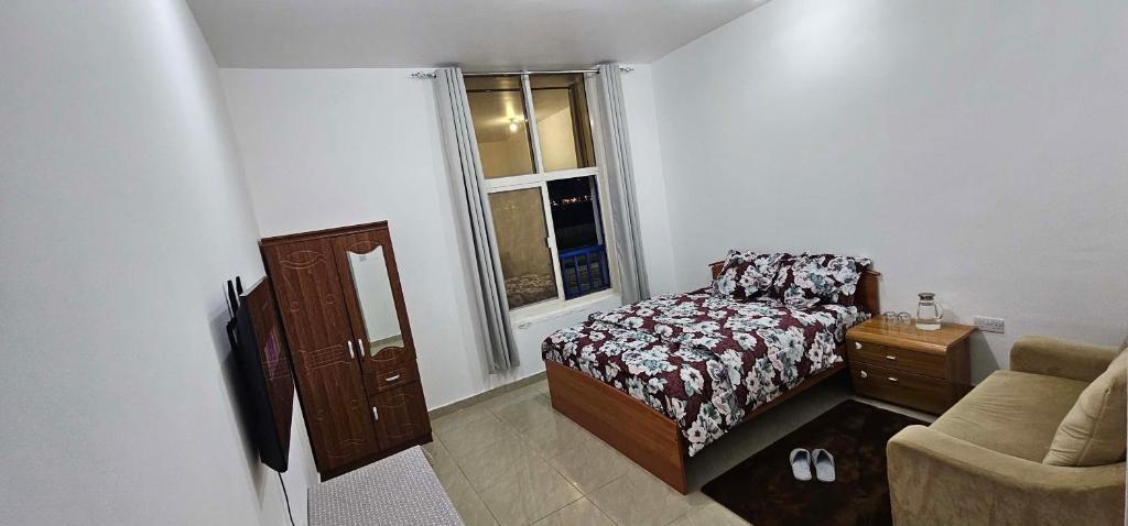 Giường trong phòng chung tại Cozy room with sharing washroom