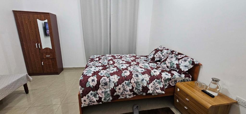 Giường trong phòng chung tại Cozy room with sharing washroom