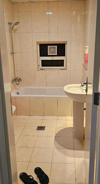 Phòng tắm tại Cozy room with sharing washroom