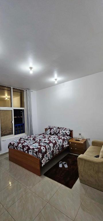Giường trong phòng chung tại Cozy room with sharing washroom