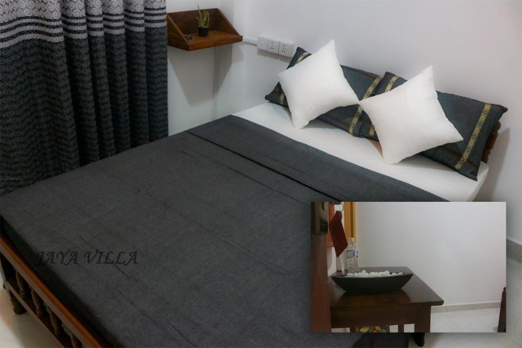 ネゴンボにあるJaya Villaのベッド1台(枕付)、テーブルが備わります。