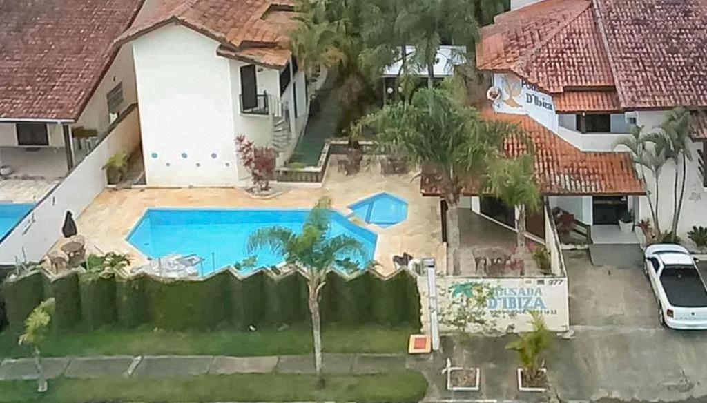 una vista aérea de una casa con piscina en Pousada D'Ibiza - Itanhaém en Itanhaém