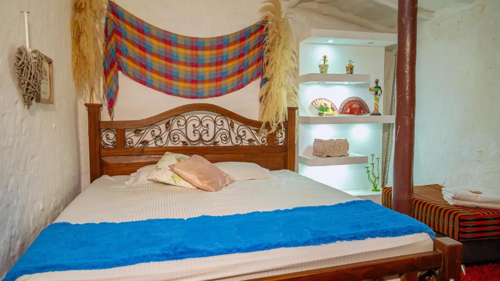 CASA MAGIA by Magally Velasco في كوريتي: غرفة نوم بسرير مع مظلة
