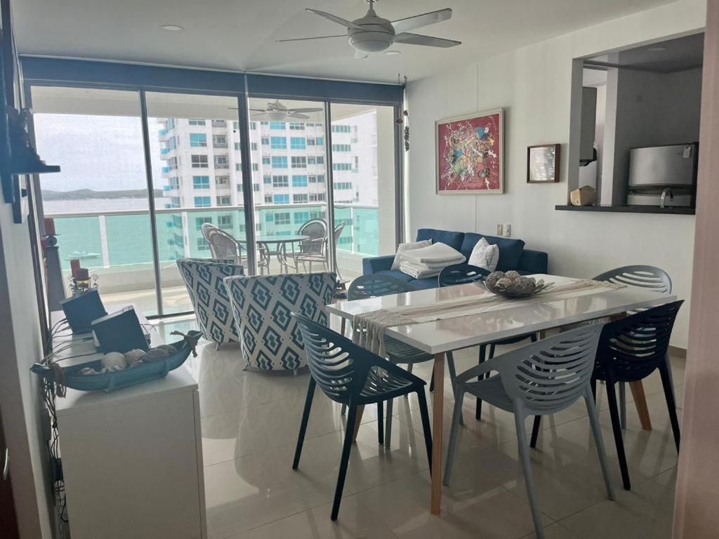 ein Wohnzimmer mit einem Esstisch und Stühlen in der Unterkunft Lindo apartamento con vista al mar in Cartagena de Indias