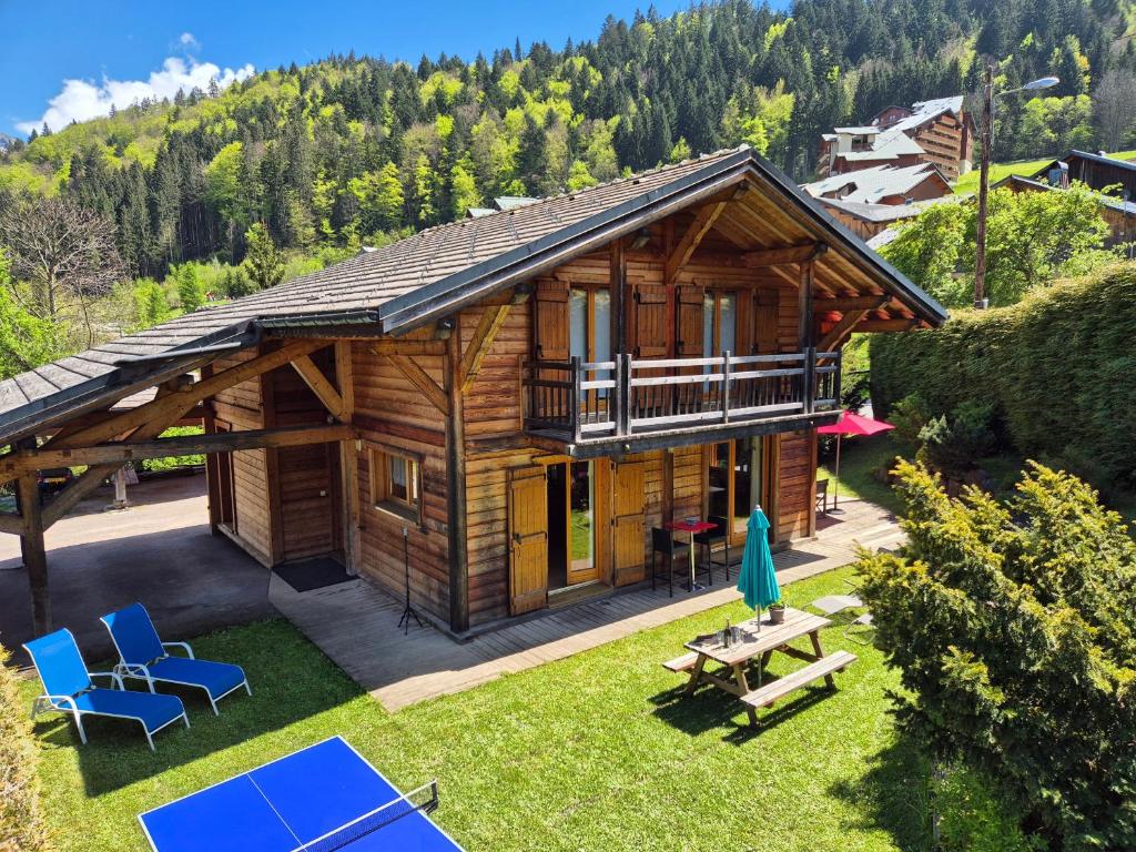 an overhead view of a log cabin with chairs and a patio at Chalet MB in Saint-Jean-d'Aulps