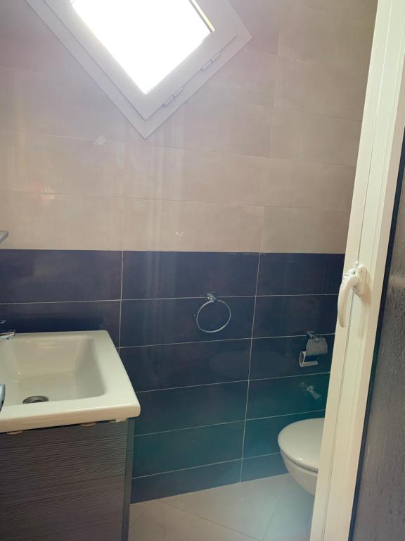 een badkamer met een wastafel en een toilet bij Achakar in Tanger