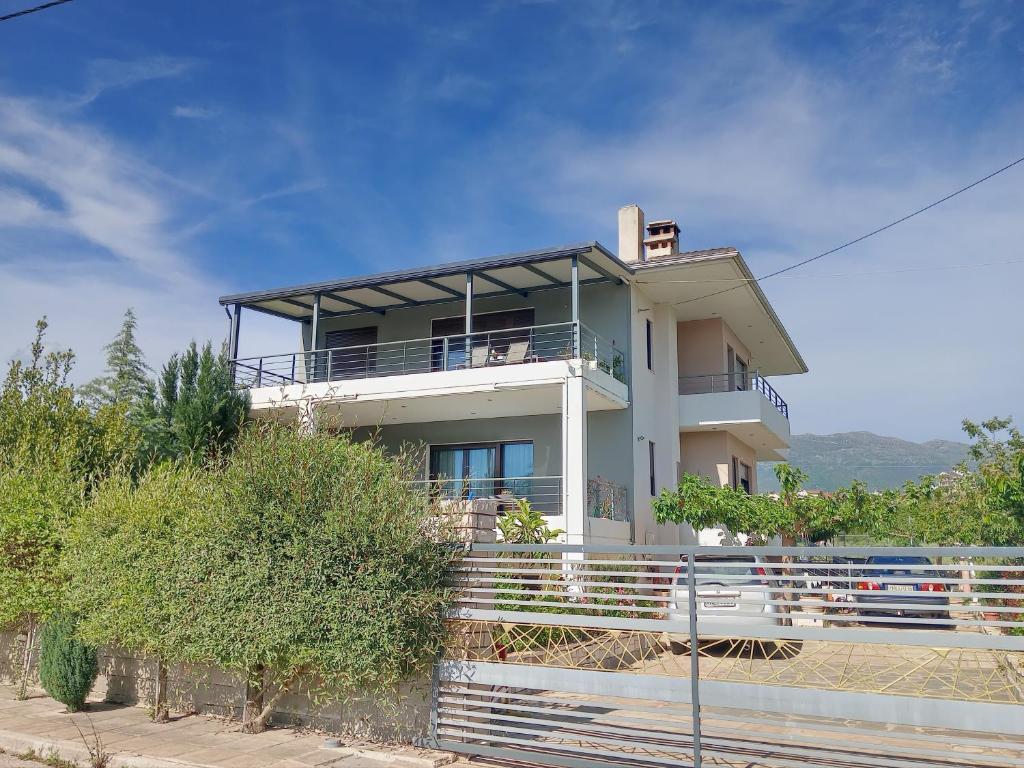 Großes weißes Haus mit Balkon auf einem Hügel in der Unterkunft Katerina's guest house in Ioannina