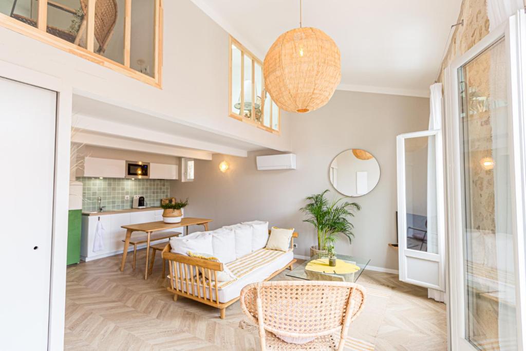 un salon avec un canapé et une table dans l'établissement Spacieux T3 Neuf Climatisé - Centre ville, à Montpellier