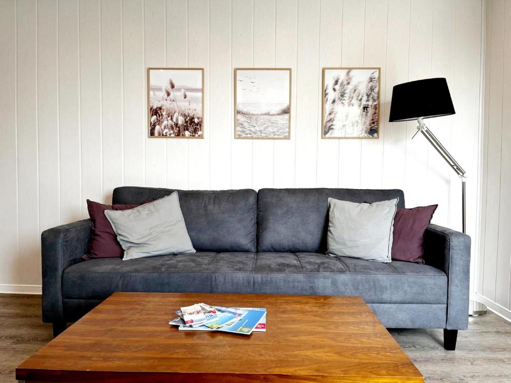 a living room with a couch and a coffee table at 3-Zimmerwohnung, 2 Bäder, Büsum (4km), Nordsee in Oesterdeichstrich