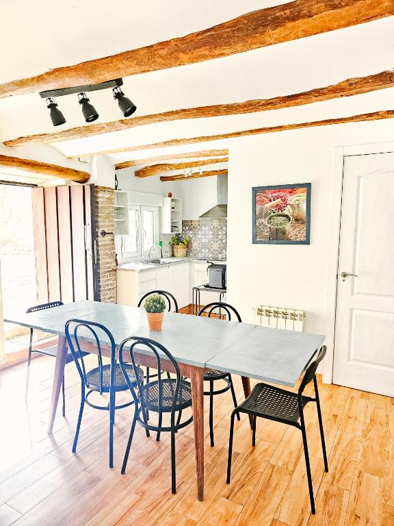 a kitchen and dining room with a table and chairs at Casa del Arquillo in Teruel