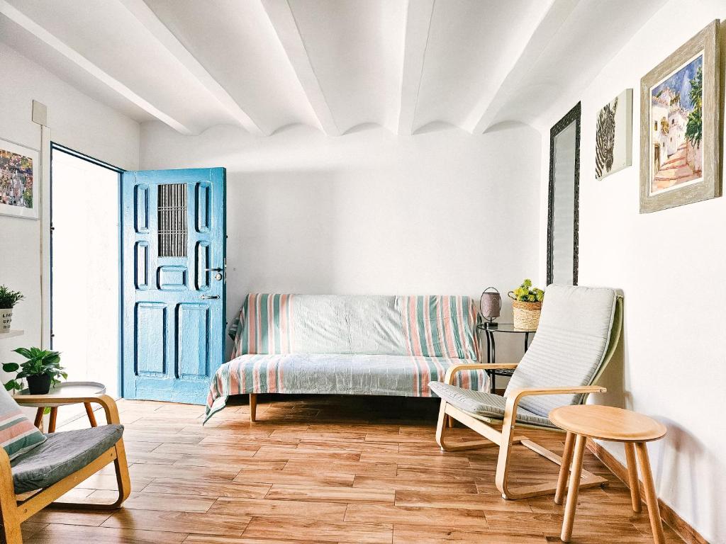 a living room with a couch and chairs at Casa del Arquillo in Teruel