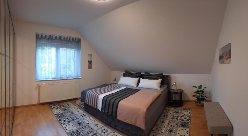 Neu SchloenにあるFerienwohnung Seeblickのベッドルーム(ベッド1台、窓付)