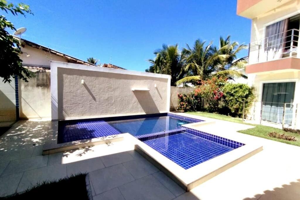 Coroa Vermelha的住宿－Ap Beira Mar Praia do Muta，后院的蓝色瓷砖游泳池