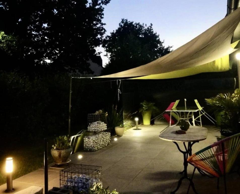 eine Terrasse mit einem Zelt, einem Tisch und Stühlen in der Unterkunft Résidence R-perros Guirec - Maisons & Villas 531 in Perros-Guirec