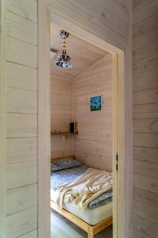 Postel nebo postele na pokoji v ubytování Sosnowy Raj domki nad Wkrą