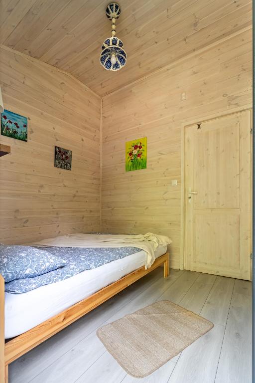 Postel nebo postele na pokoji v ubytování Sosnowy Raj domki nad Wkrą
