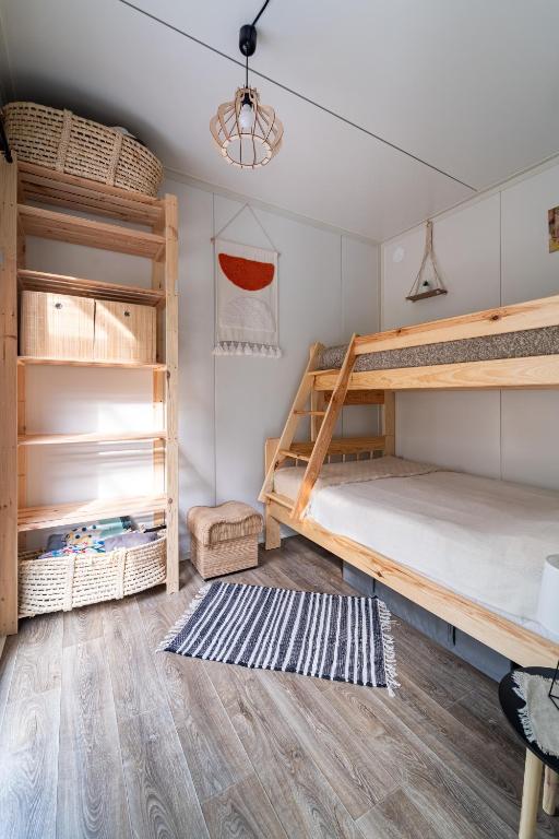 Postel nebo postele na pokoji v ubytování Sosnowy Raj domki nad Wkrą