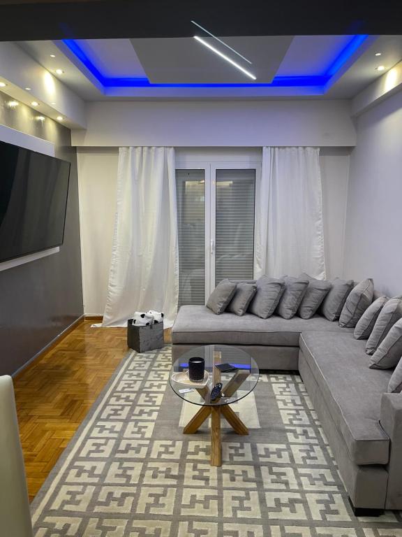 sala de estar con sofá y mesa en Maria's luxury apartment en Athens