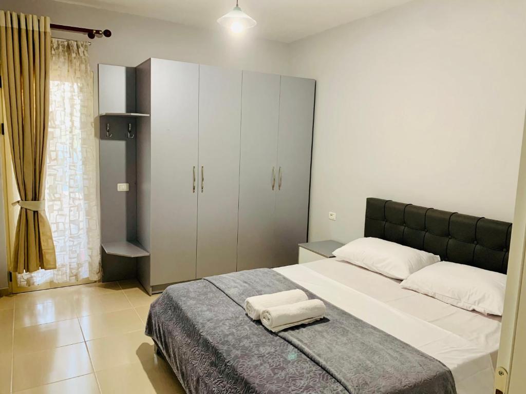 Postel nebo postele na pokoji v ubytování Divjaka Apartments 2 - City Center
