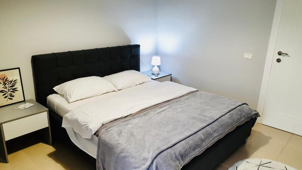 Postel nebo postele na pokoji v ubytování Divjaka Apartments 2 - City Center