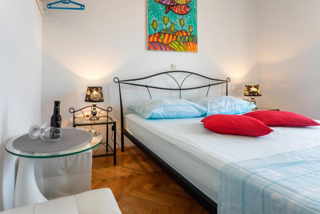 Postel nebo postele na pokoji v ubytování Apartmani Jakić 2