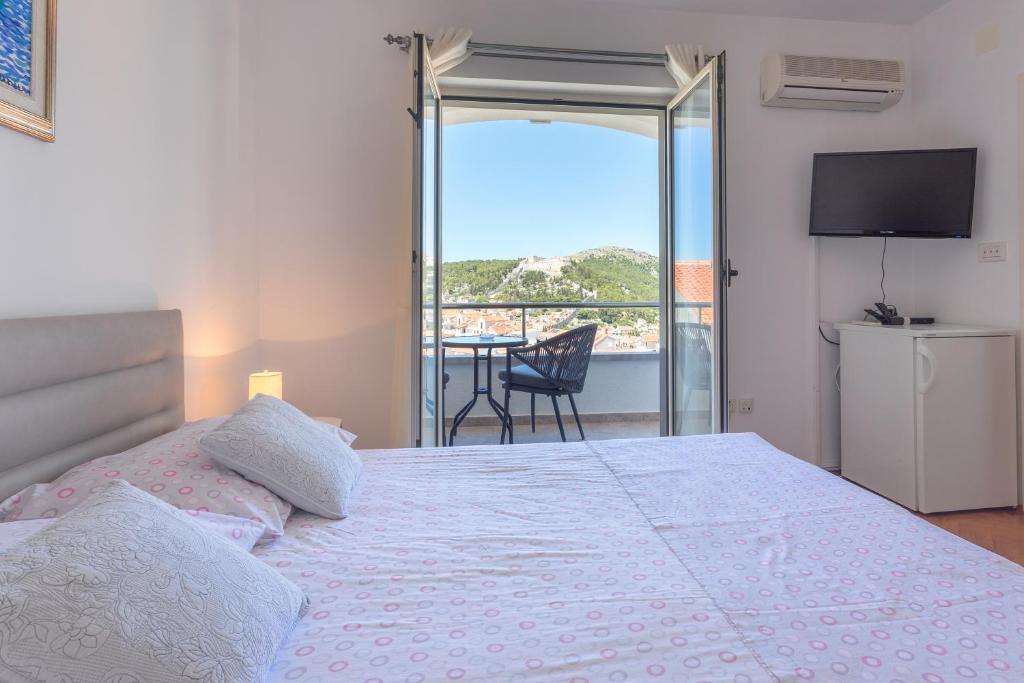 Postel nebo postele na pokoji v ubytování Apartmani Jakić 2