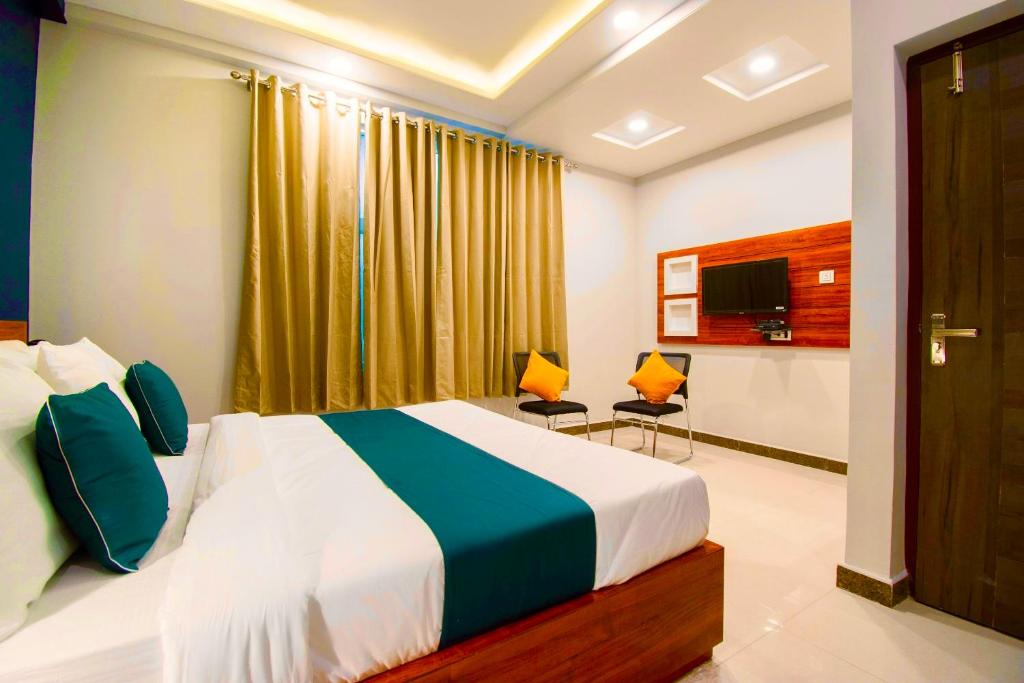 1 dormitorio con 1 cama y TV en Hotel Franklein Suites At Delhi Airport, en Nueva Delhi