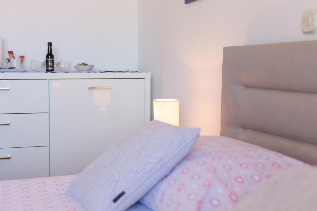 Postel nebo postele na pokoji v ubytování Apartmani Jakić 2