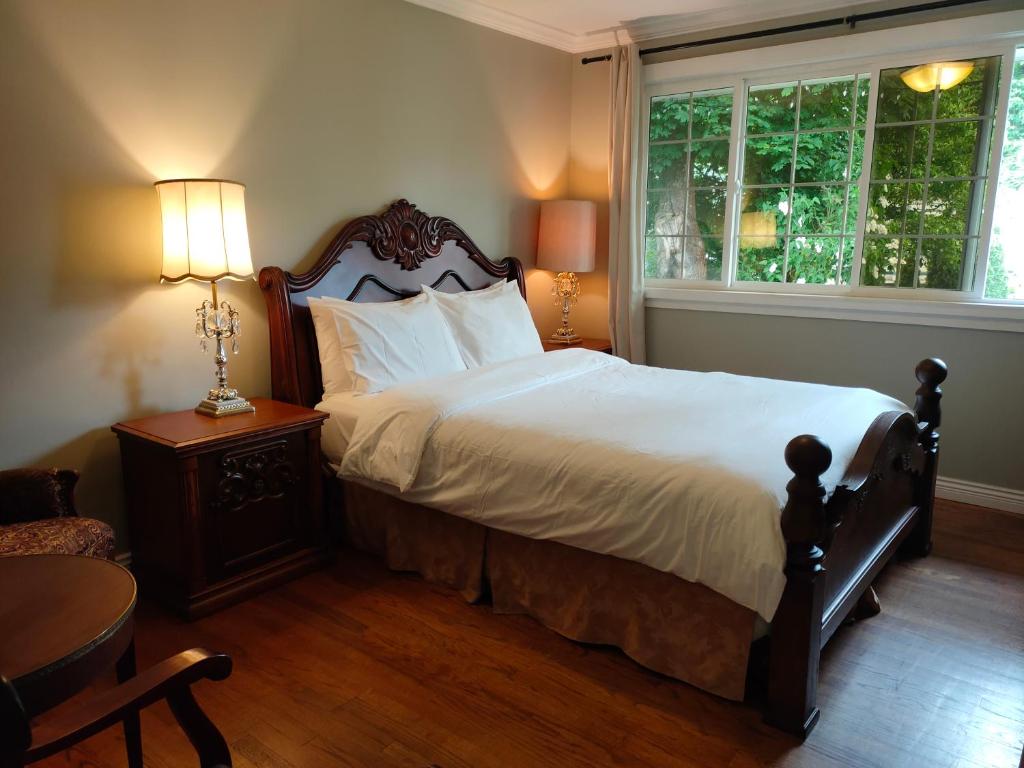 um quarto com uma cama grande e uma janela em Semi Centre House em White Rock