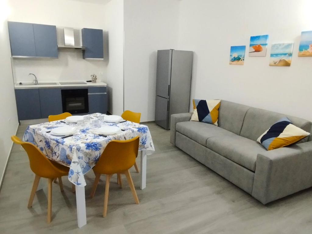 - un salon avec une table et un canapé dans l'établissement L'Angolo di Mimma, à Porto Cesareo